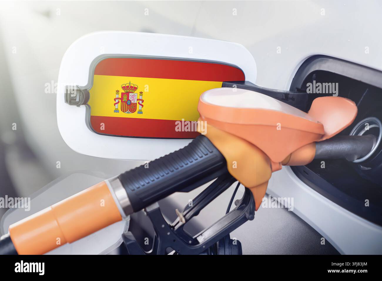 Drapeau de l'Espagne sur le couvercle du réservoir d'essence d'une voiture à une station-service en gros plan. Prix élevés ou bas pour l'essence et le diesel dans les stations-service espagnoles. Banque D'Images