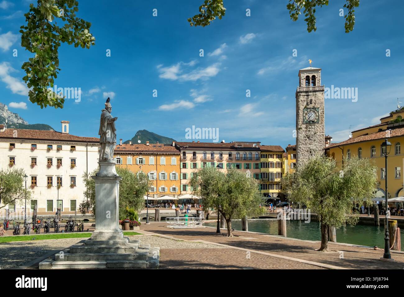 Tour Apponale et statue de saint Jean Népomucène, Riva del Garda, Italie Banque D'Images
