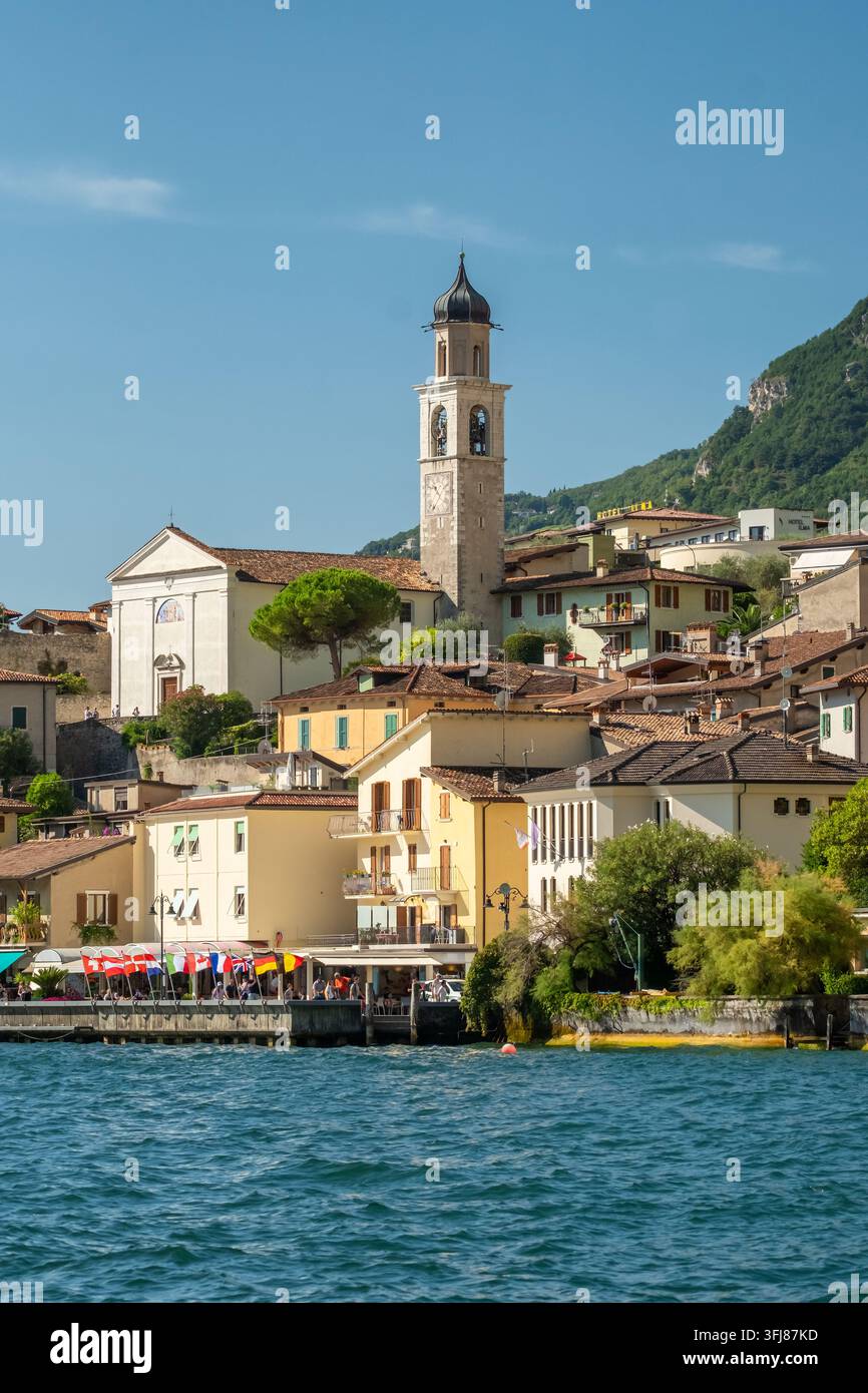 Vue sur le port de la vieille ville et le lac, Limone sul Garda, Italie Banque D'Images