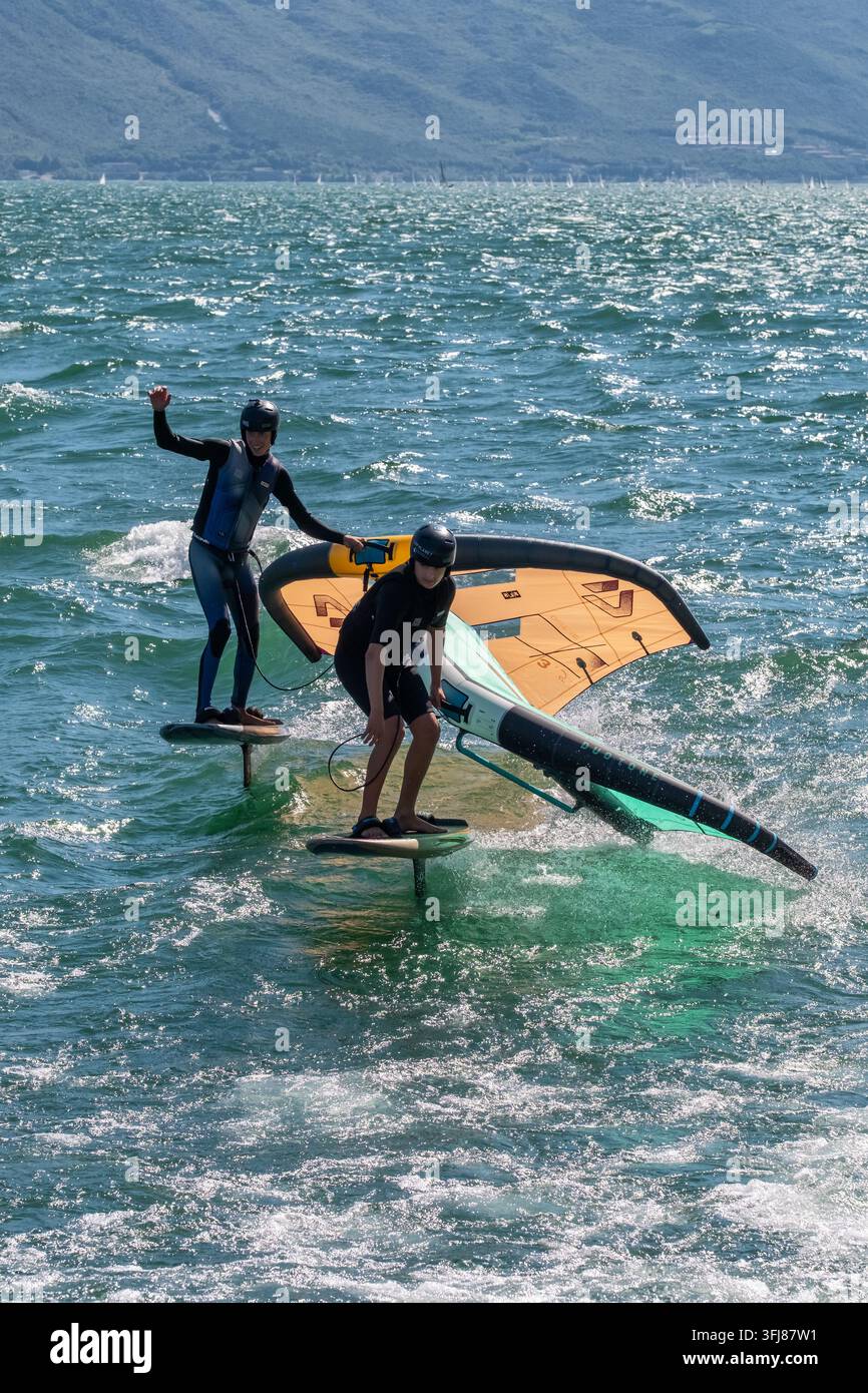 Voilure sur le lac de Garde, Alpes, Italie Banque D'Images