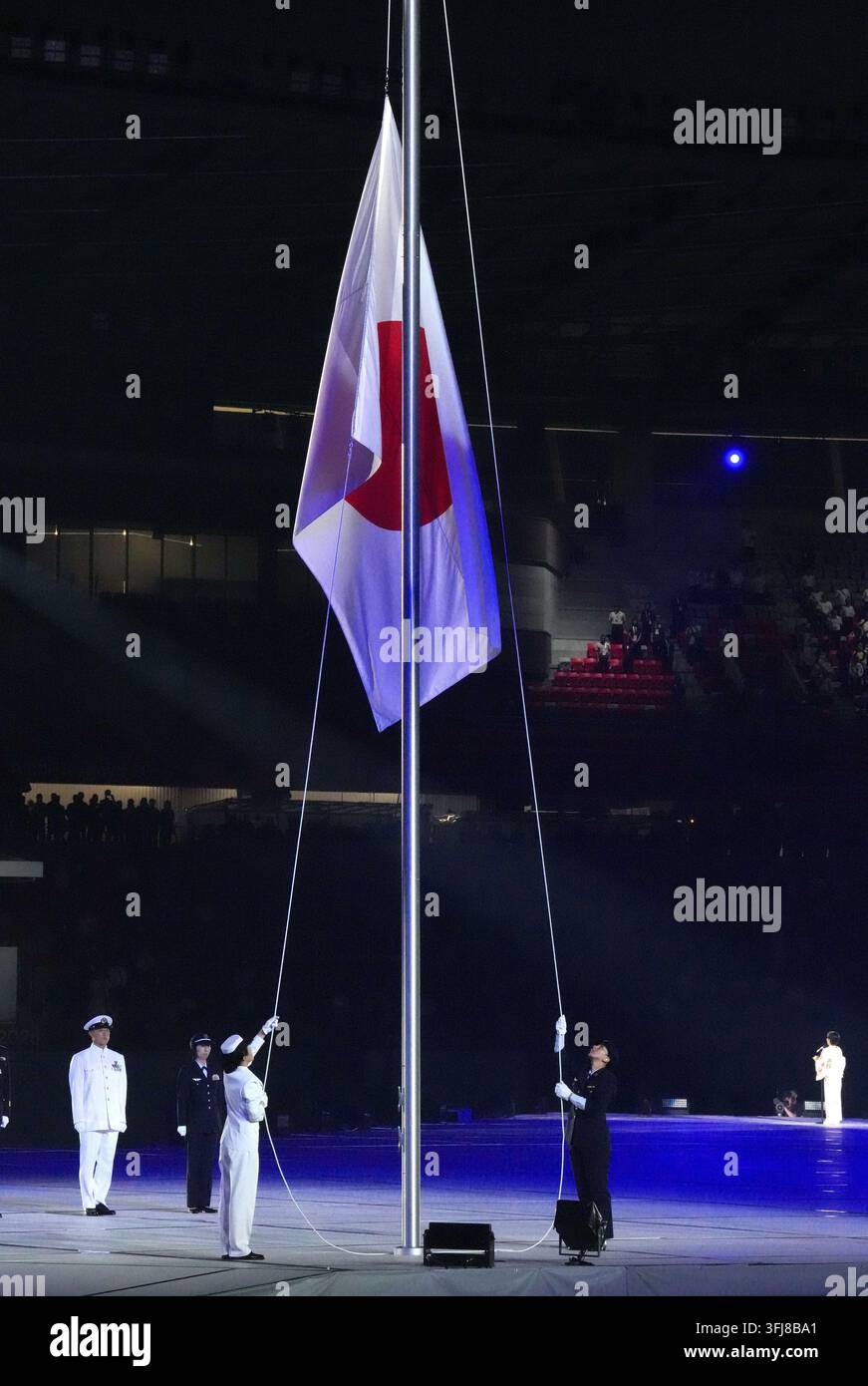 Nagoya, Japon. 19 sep., 2026. Le drapeau national japonais est hissé lors de la cérémonie d'ouverture des 20èmes Jeux Asiatiques Aichi-Nagoya 2026 à Nagoya, Japon, le 19 sep. 2026. Crédit : Cen Yunpeng/Xinhua/Alamy Live News Banque D'Images