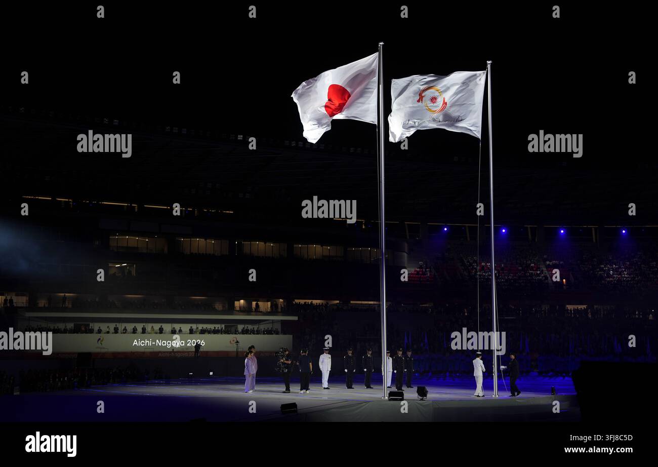 Nagoya, Japon. 19 sept. 2026. Le drapeau national japonais et le drapeau du Conseil olympique d'Asie (COA) sont hissés lors de la cérémonie d'ouverture des 20èmes Jeux asiatiques Aichi-Nagoya 2026 à Nagoya, Japon, le 19 septembre 2026. Credit: Cen Yunpeng/Xinhua/Alamy Live News Banque D'Images