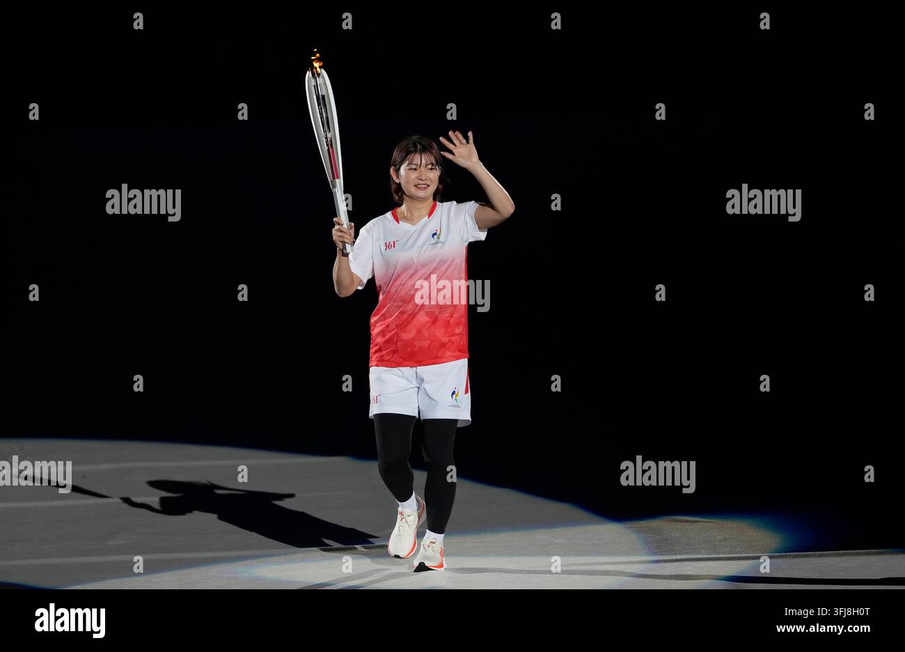 Nagoya, Japon. 19 sept. 2026. La porteuse de torche Takahashi Ayaka transmet le flambeau lors de la cérémonie d'ouverture des 20èmes Jeux Asiatiques Aichi-Nagoya 2026 à Nagoya, Japon, le 19 sept. 2026. Crédits : Cen Yunpeng/Xinhua/Alamy Live News Banque D'Images