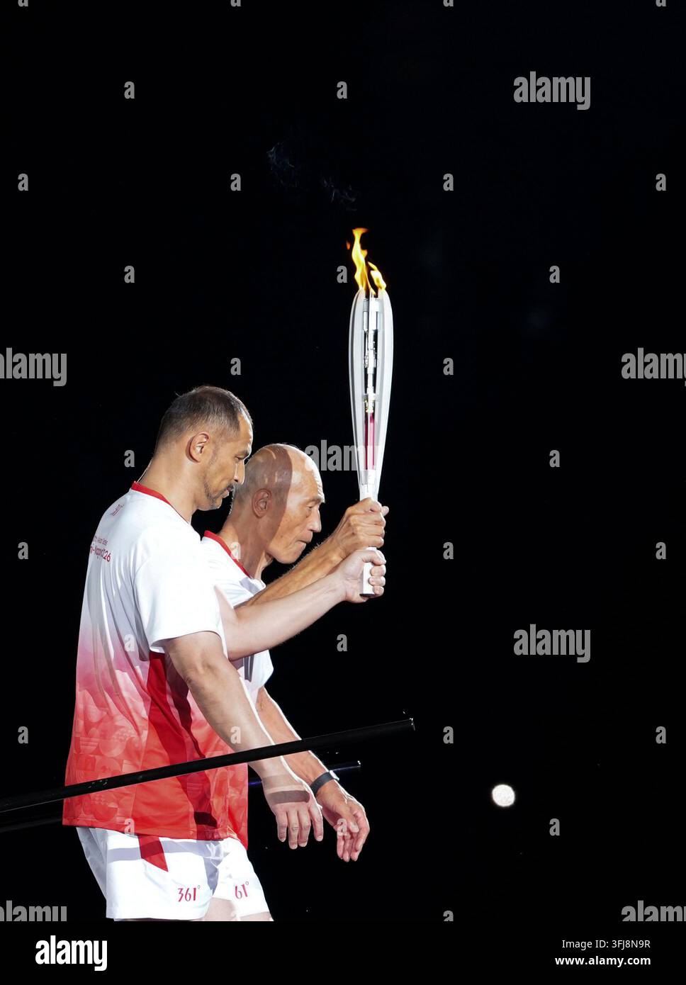 Nagoya, Japon. 19 sept., 2026. Les porteurs de torche Murofushi Shigenobu (R) et Murofushi Koji se préparent à allumer le brasier lors de la cérémonie d'ouverture des 20èmes Jeux Asiatiques Aichi-Nagoya 2026 à Nagoya, Japon, le 19 sept. 2026. Crédit : Cen Yunpeng/Xinhua/Alamy Live News Banque D'Images