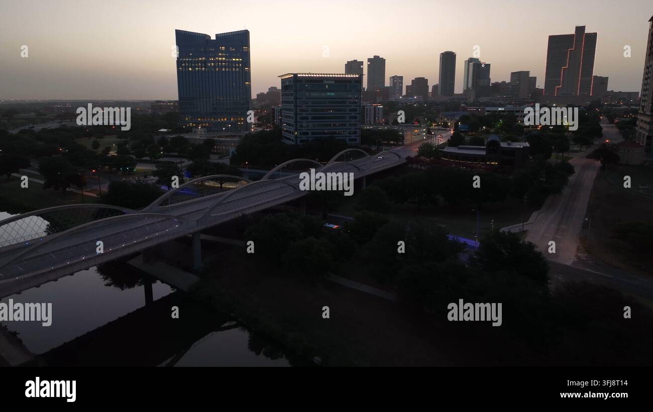 Plan d'établissement aérien de la skyline de Fort Worth à l'aube. Pont West Seventh St sur la rivière Trinity, Texas. Banque D'Images