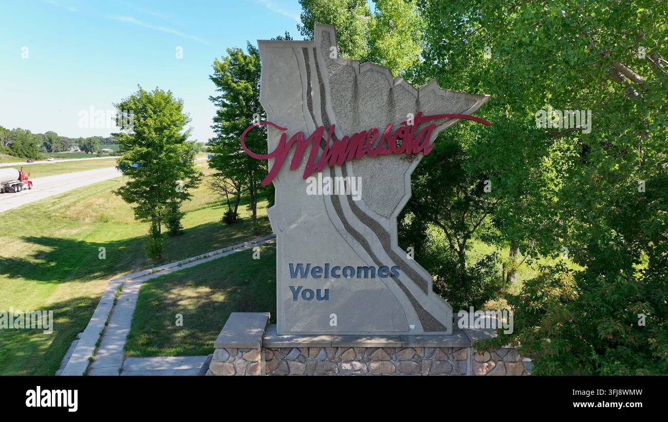 Le Minnesota vous souhaite la bienvenue. Monument emblématique en forme de l'État du MN. Plan d'établissement avec travelling aérien, Freeman Township. Banque D'Images