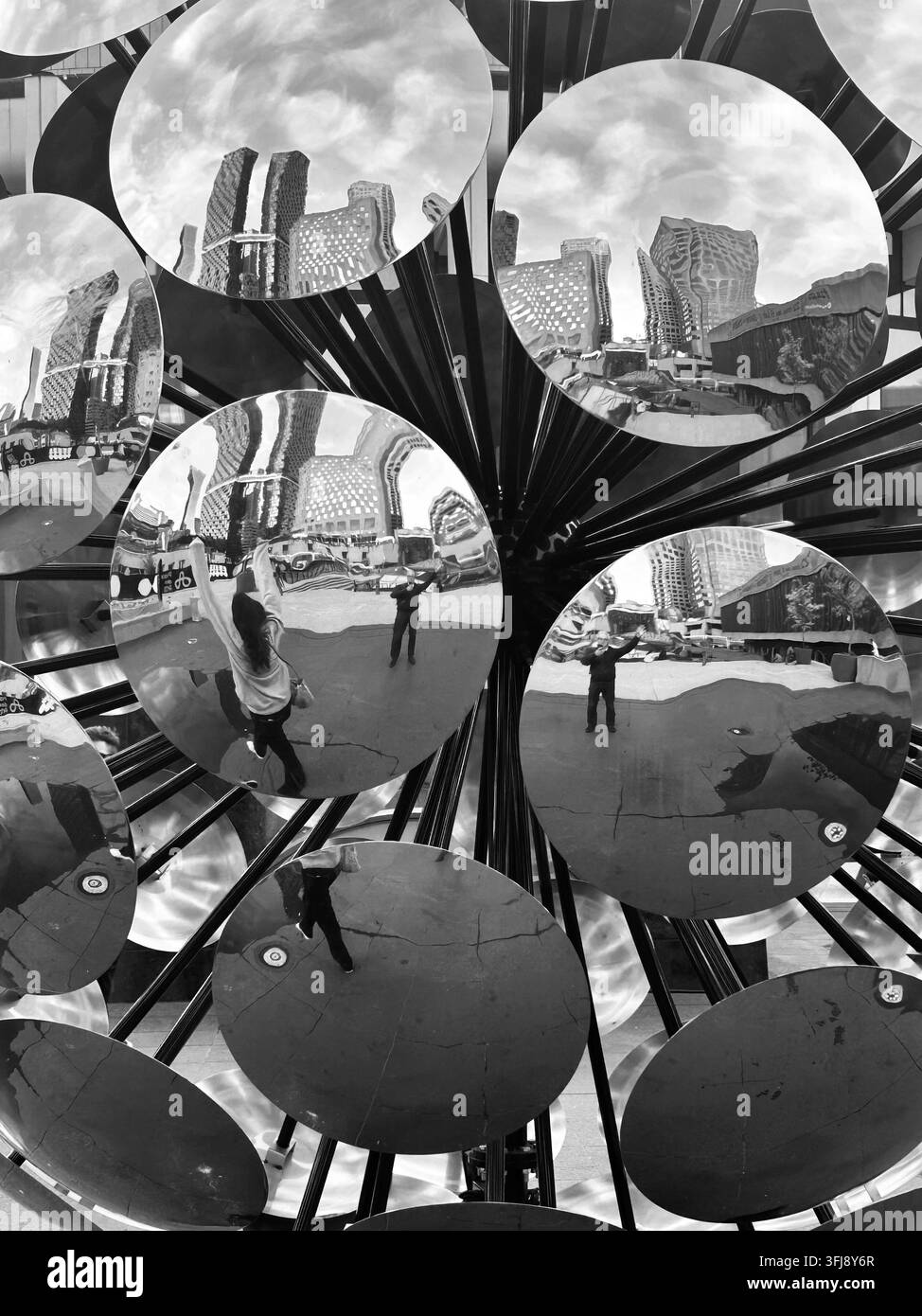 Close-up des réflexions dans ORB, l'installation artistique publique de l'artiste urbain espagnol SpY, sur l'Esplanade de la Place des Arts à Montréal, Québec, Ca Banque D'Images