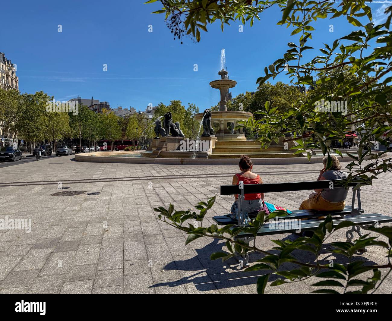 Paris, France, Scènes de rue, Place publique transformée écologiquement, Forêt urbaine, Personnes de dos, Assises sur un banc public Place Daumesnil Banque D'Images