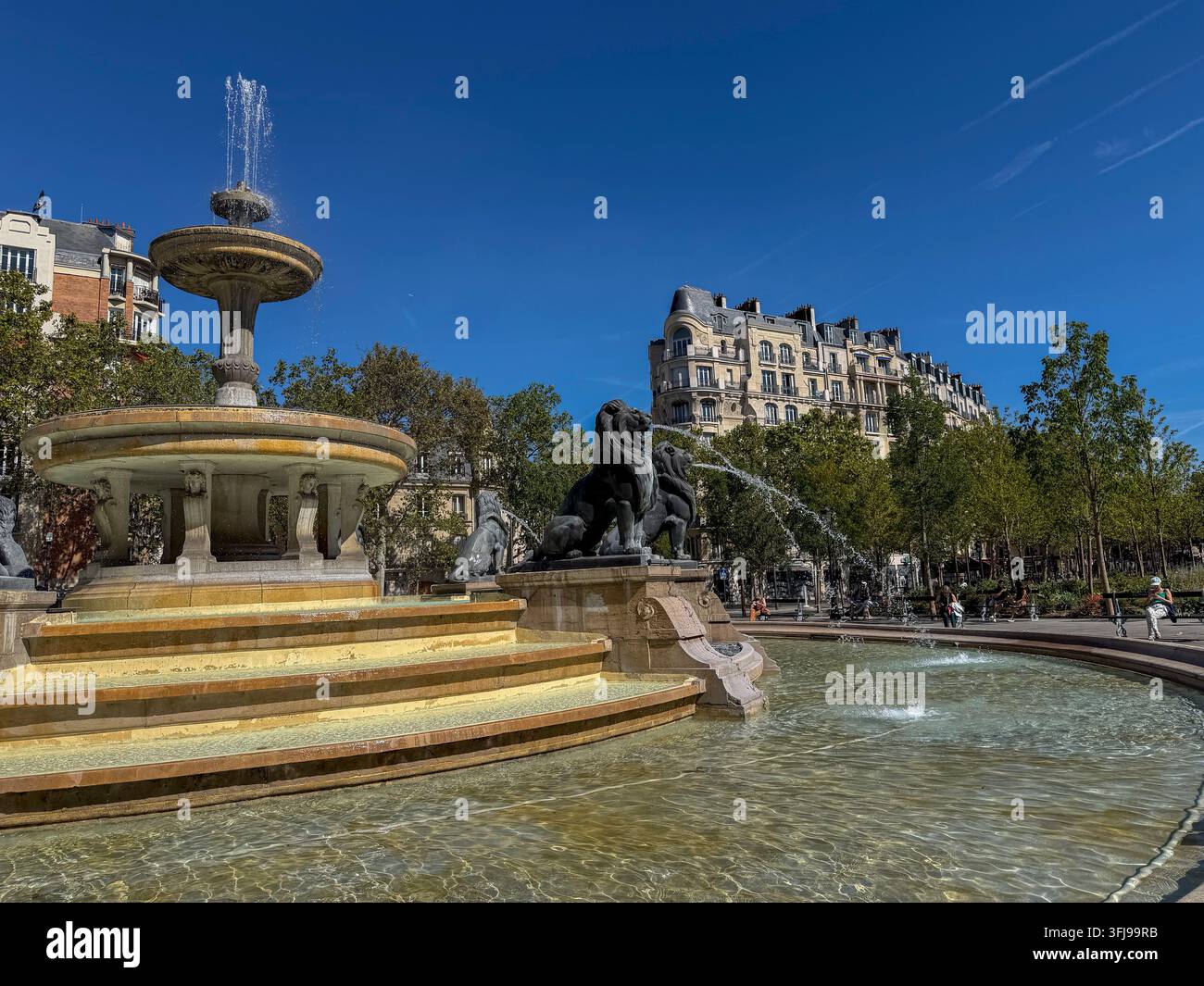 Paris, France, Scènes de rue, Place urbaine transformée écologiquement, Forêt urbaine, Fontaine publique, Vue panoramique large, (Place Daumesnil) Banque D'Images