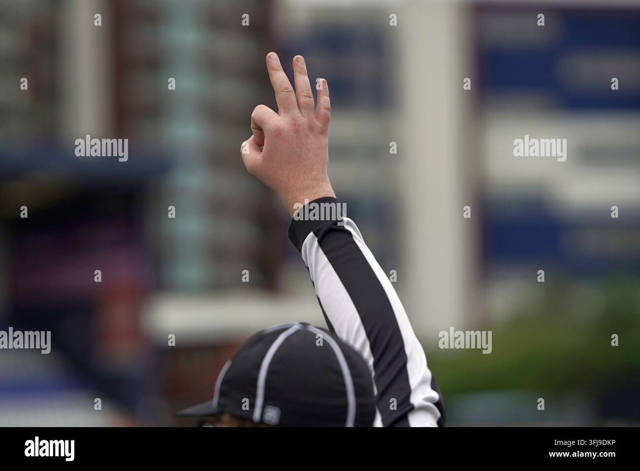 Les arbitres de flag football donnent des signaux de la main lors de la journée des finales du championnat de flag football BAFA. Banque D'Images