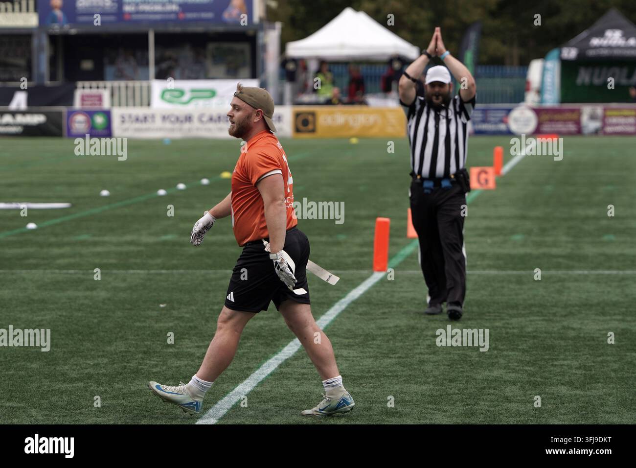 L'arbitre signale une pénalité de safety lors du week-end des finales de football BAFA en flag Banque D'Images