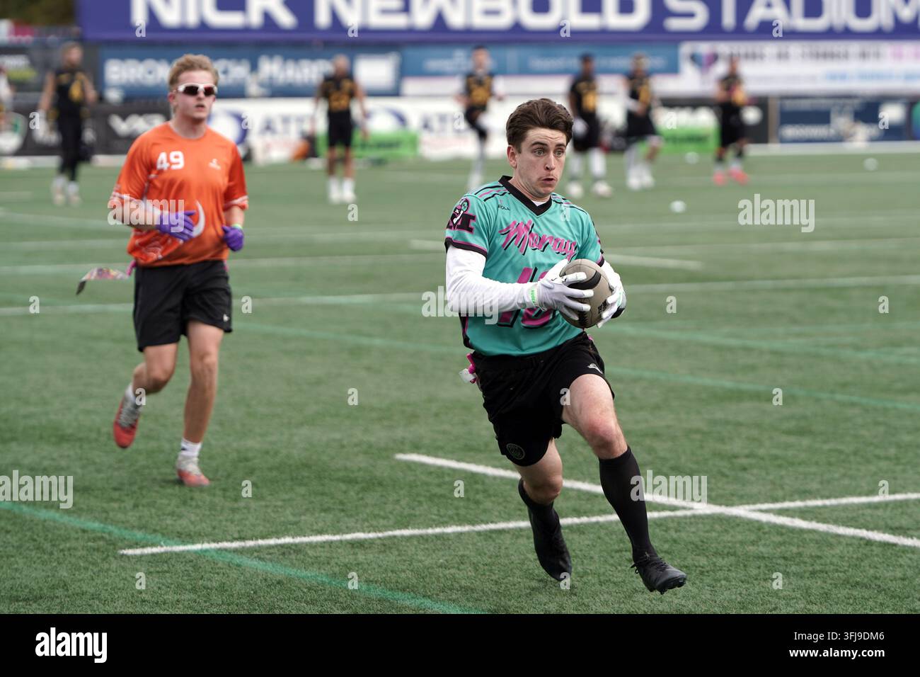 Running back se déplaçant avec le ballon lors du week-end des finales de football flag BAFA Banque D'Images