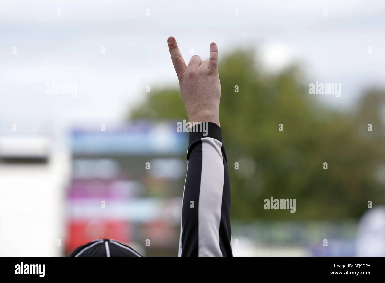 Les arbitres de flag football donnent des signaux de la main lors de la journée des finales du championnat de flag football BAFA. Banque D'Images