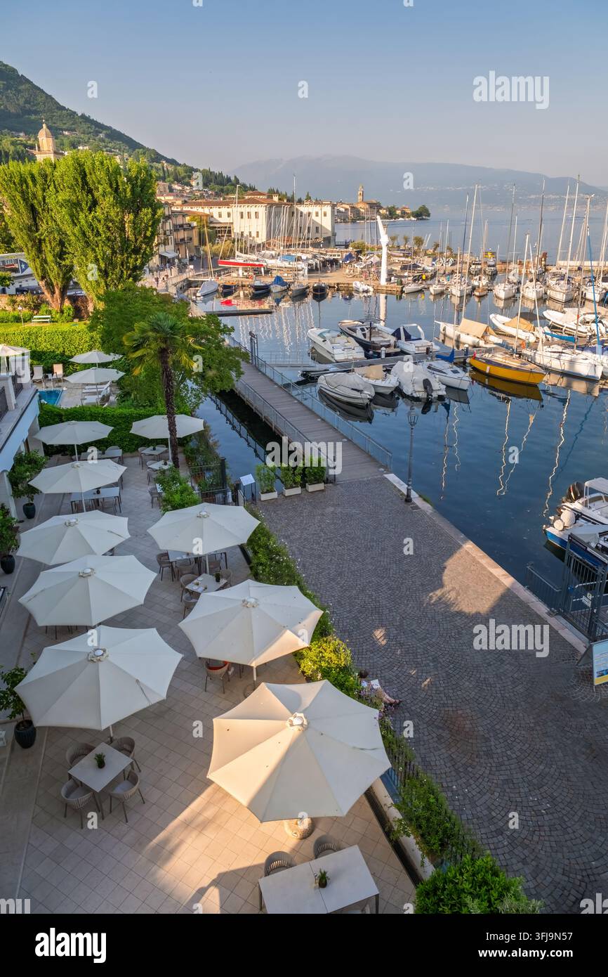 Vue élevée de la marina et de la promenade au bord du lac de Garde à Salò, Italie. Destination touristique populaire et concept de tourisme estival. Banque D'Images
