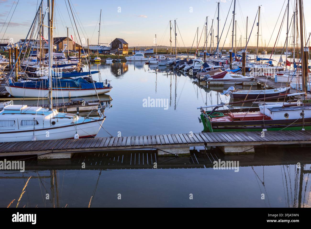 Tollesbury Marina, ou Tollesbury Yacht Harbour, à l'embouchure de la rivière Blackwater dans l'Essex Banque D'Images