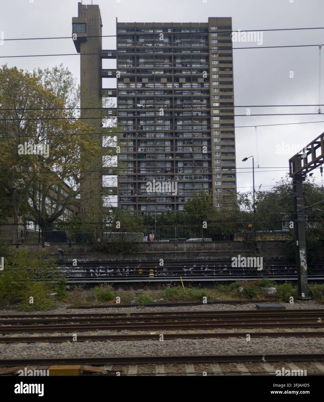 Tour Trellick, un bloc tour brutaliste conçu par l'architecte Erno Goldfinger dans l'ouest de Londres vu depuis la ligne principale GWR, septembre 2026. Banque D'Images