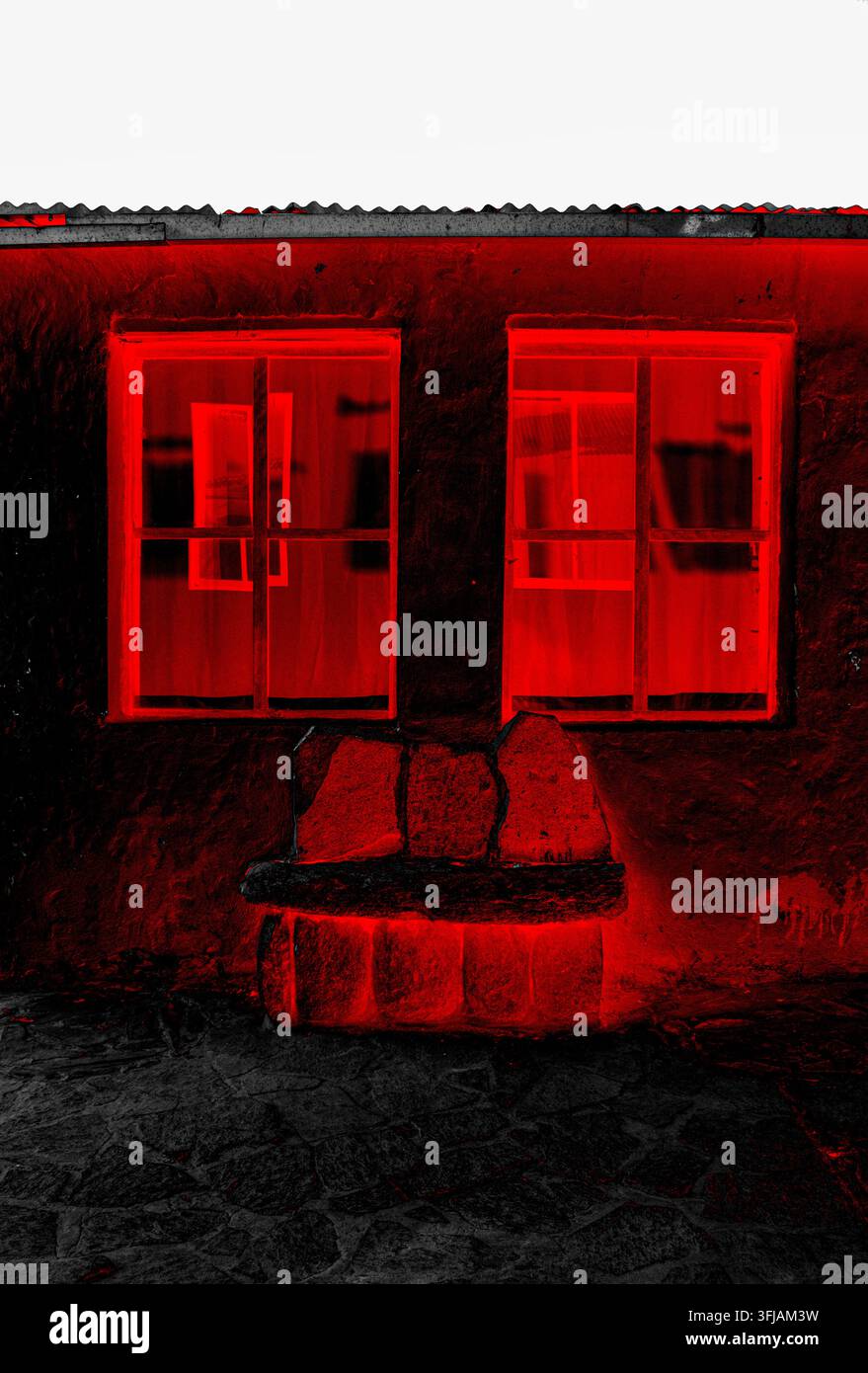Re travail graphique dans un style thriller et horreur de deux fenêtres sur une petite maison. Couleurs noir, blanc et rouge, couverture de livre, illustration, symbolique Banque D'Images