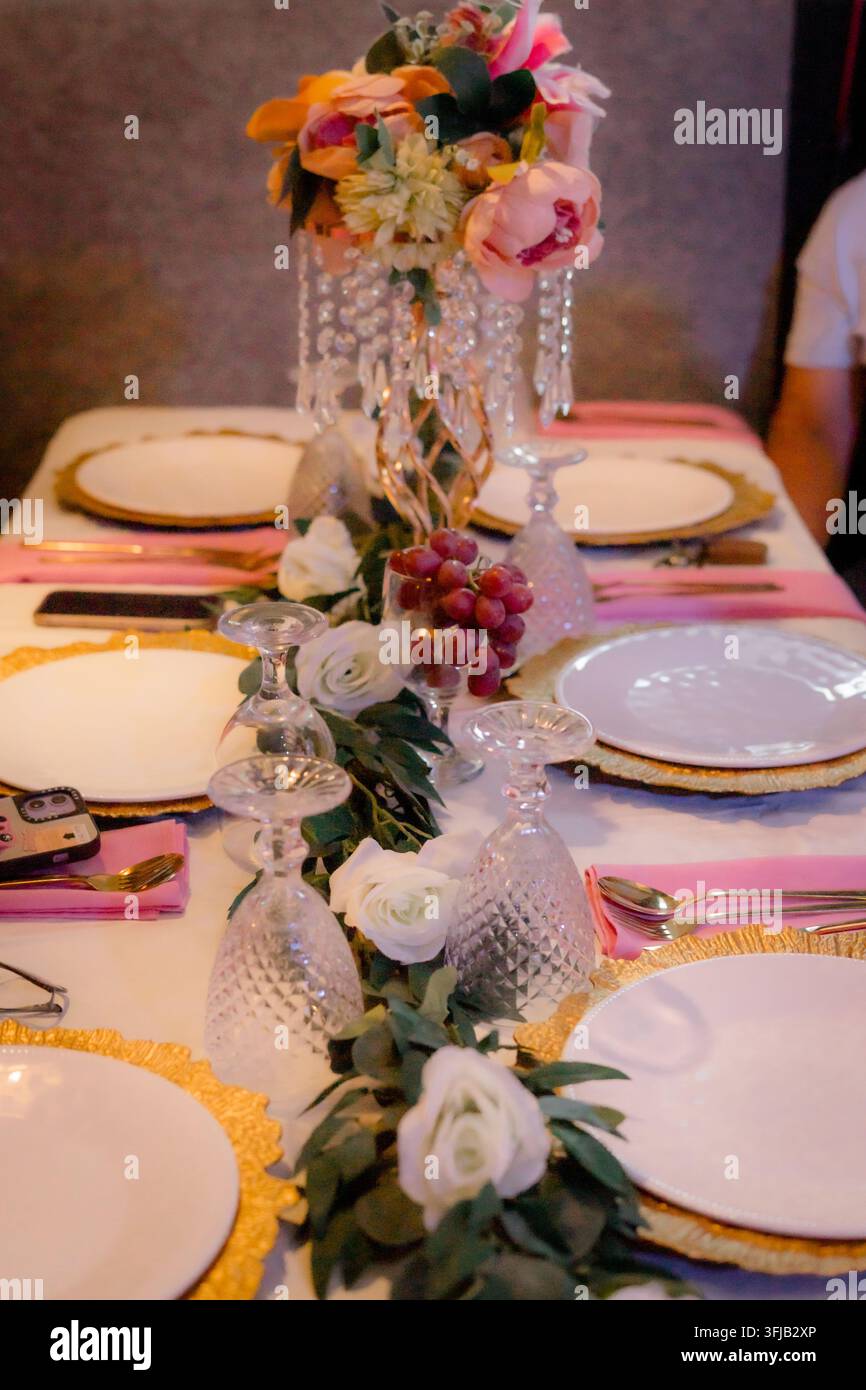 Table de mariage élégante avec centre floral et raisins Banque D'Images