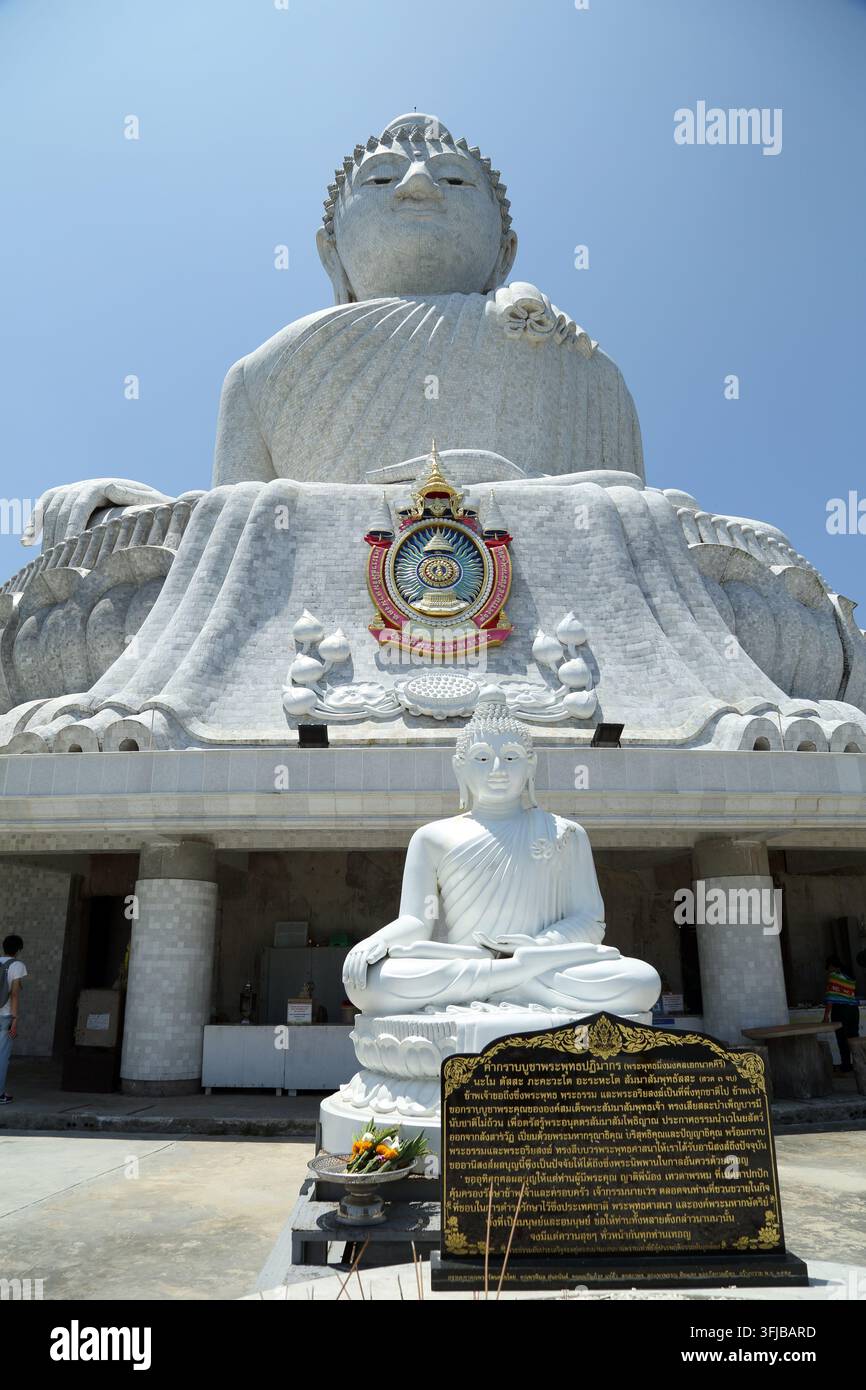 Le Big Buddha de Phuket est une statue assise du Bouddha Maravija située à Phuket, en Thaïlande. Banque D'Images