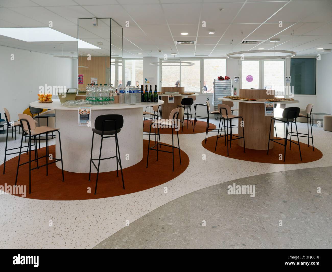 Salle de réception moderne avec tabourets de bar, tables hautes et disposition de buffet Banque D'Images