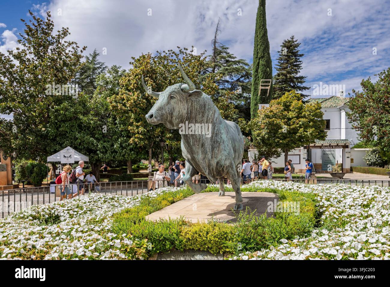 Close-up d'une statue en bronze grandeur nature d'un taureau combattant à l'extérieur de l'arène de Ronda, en Espagne, le 9 septembre 2026 Banque D'Images