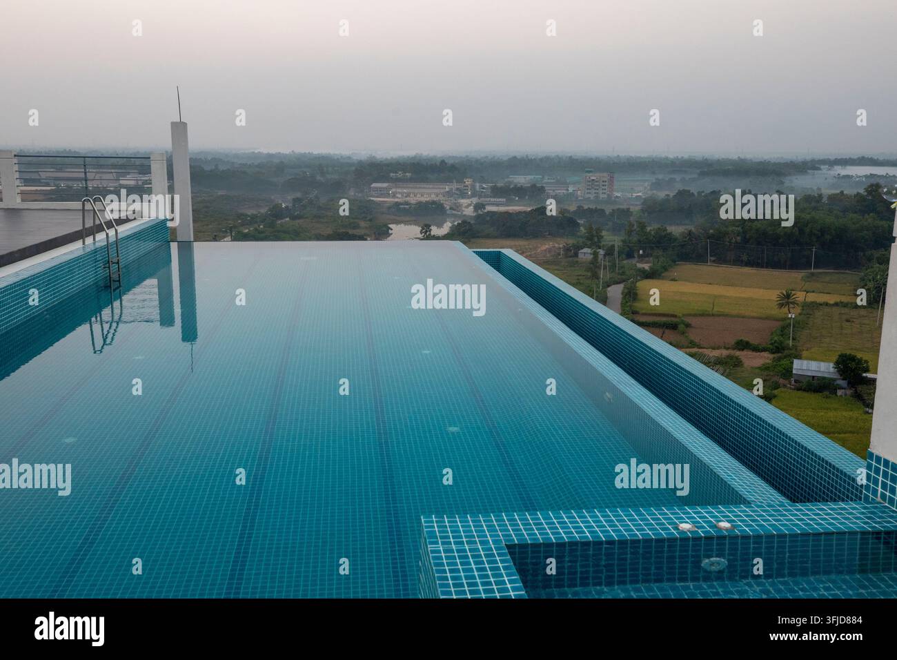 Une piscine à débordement sur le toit d'un immeuble de bureaux à Kaliakair, Gazipur, Bangladesh. La piscine sur le toit offre une installation de loisirs moderne à l'intérieur Banque D'Images
