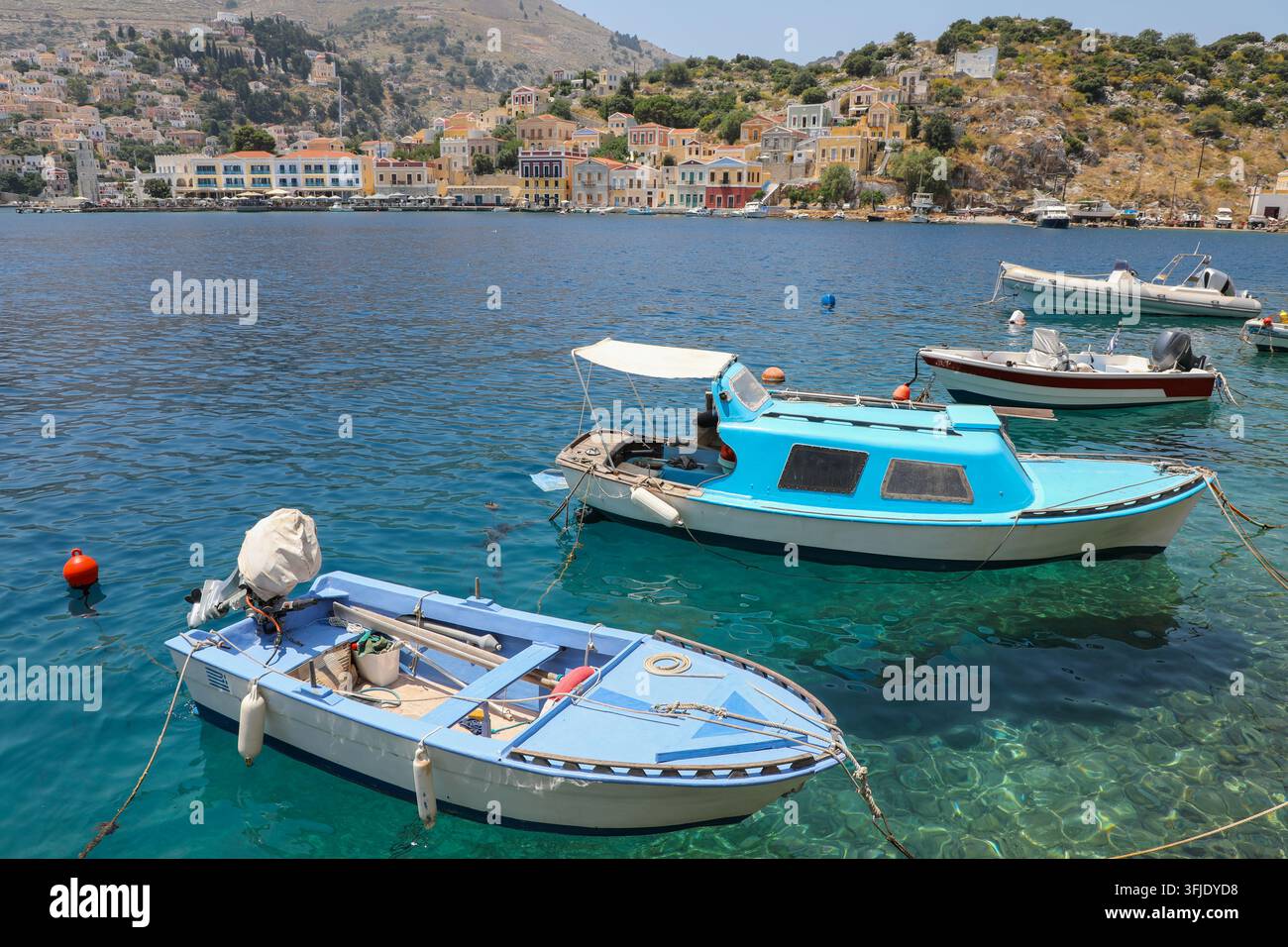 Située dans la région est de la Grèce, la belle île de Symi abrite une magnifique zone portuaire et une architecture étonnante. Excursion d'une journée populaire depuis Rho Banque D'Images