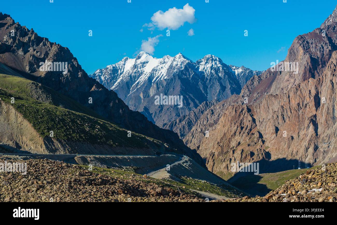 Paysage pittoresque le long de l'autoroute Duku, Xinjiang, Chine Banque D'Images