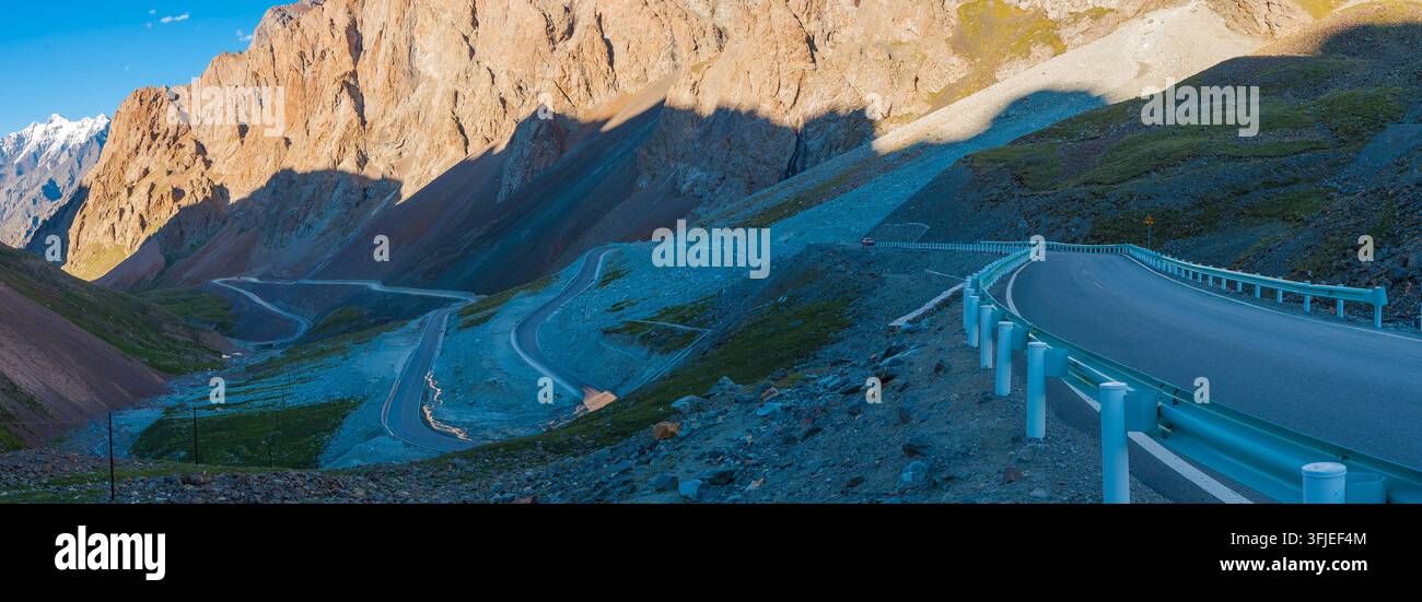 Paysage pittoresque le long de l'autoroute Duku, Xinjiang, Chine Banque D'Images