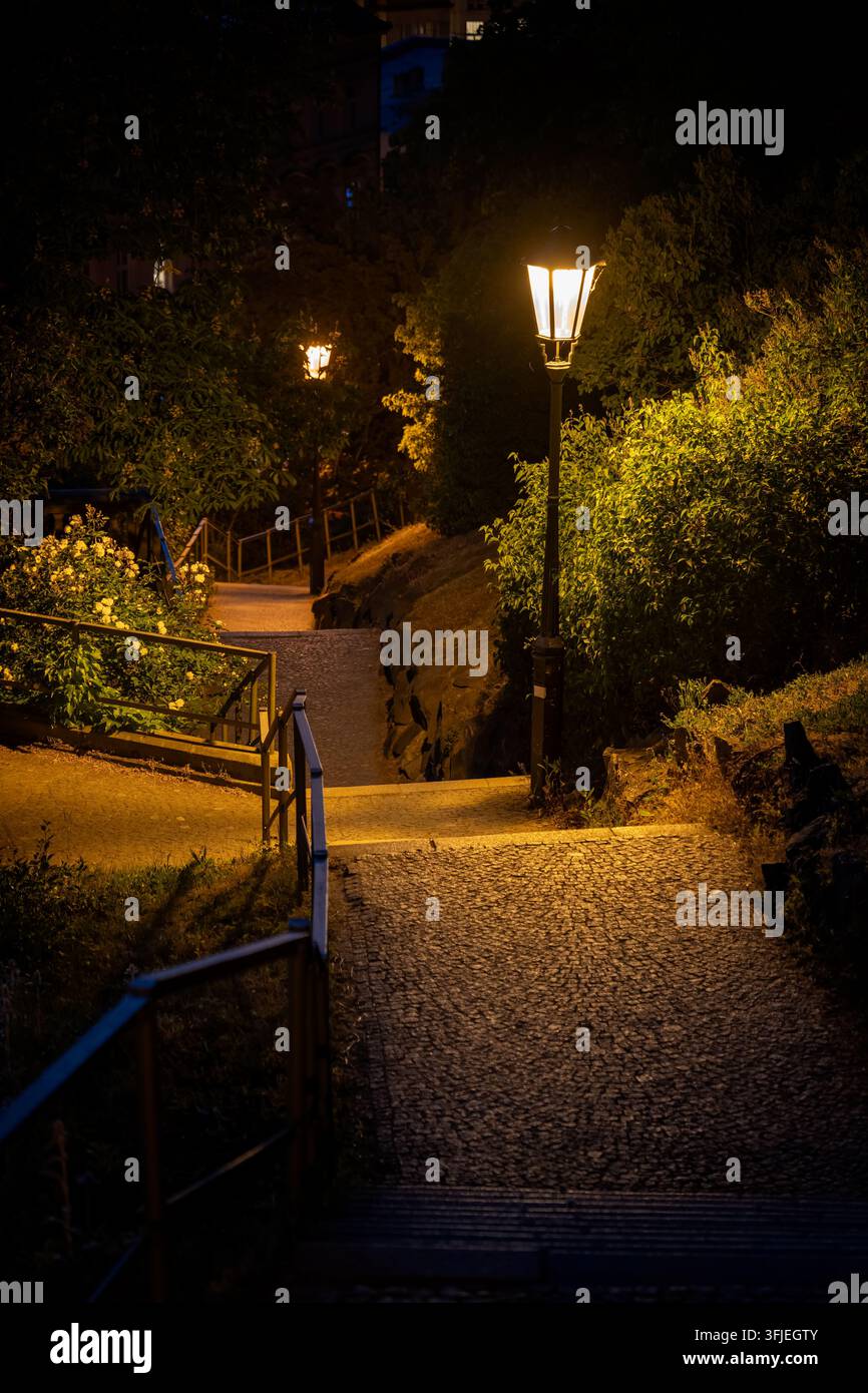 Allée pavée avec escaliers et lampadaires la nuit, lieu atmosphérique et sombre sur la colline de Vysehrad dans la ville de Prague, République tchèque. Banque D'Images
