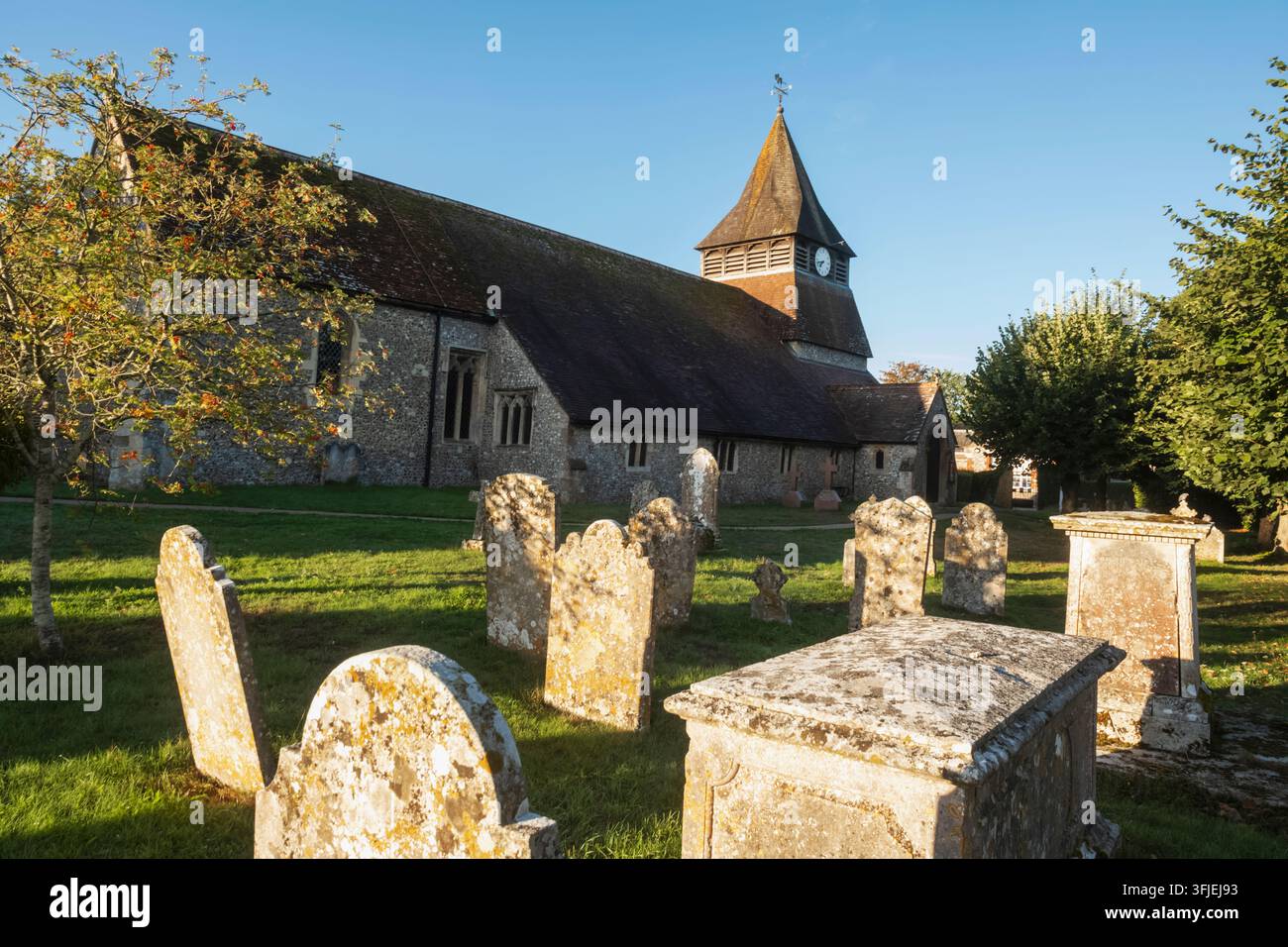 Angleterre, Hampshire, Test Valley, King's Somborne, L'église paroissiale de Saint-Pierre et Saint-Paul, Vue extérieure Banque D'Images