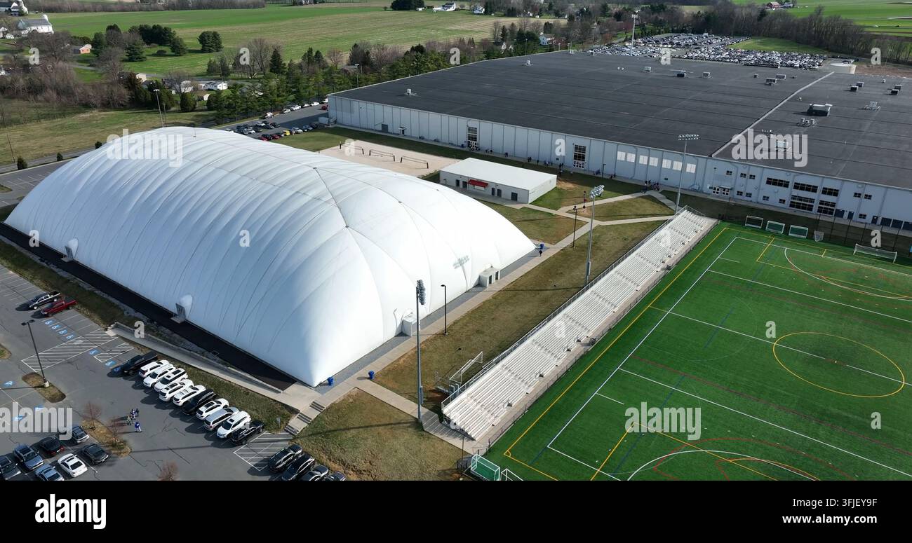 Entreprise massive et dôme sportif, terrain extérieur. Arène sportive intérieure. Vue aérienne, Salunga, Pennsylvanie. Banque D'Images