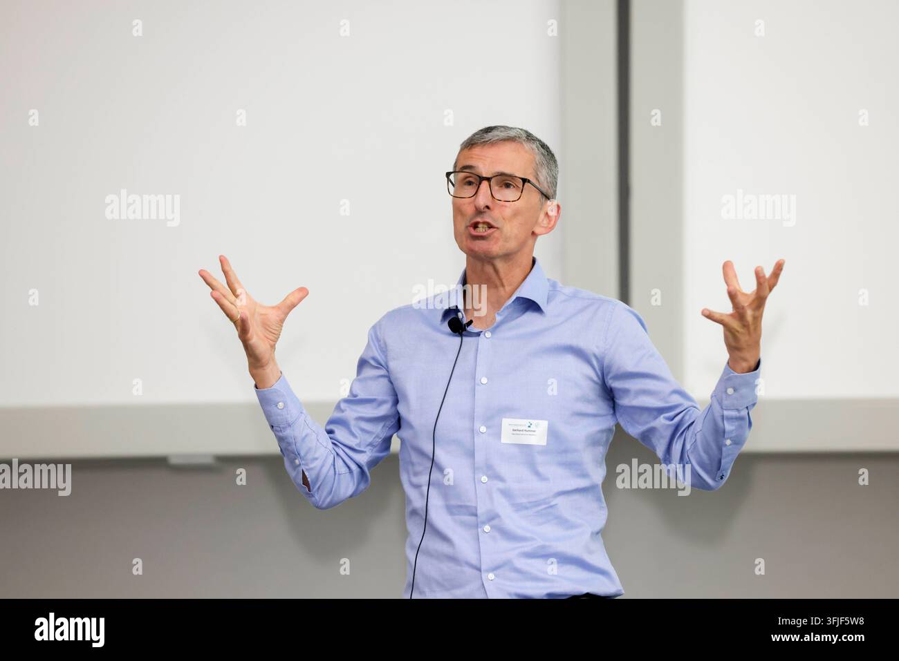 Symposium de l’Institut Max-Planck pour les Recherches sur les Polymères à Mayence. Conférence de Gerhard Hummer, Institut Max Planck de Biophysique, 18.09.26 *** Symposium à l’Institut Max Planck pour les Recherches sur les Polymères à Mayence : Conférence de Gerhard Hummer, Institut Max Planck de Biophysique, 18 septembre 2026 Banque D'Images