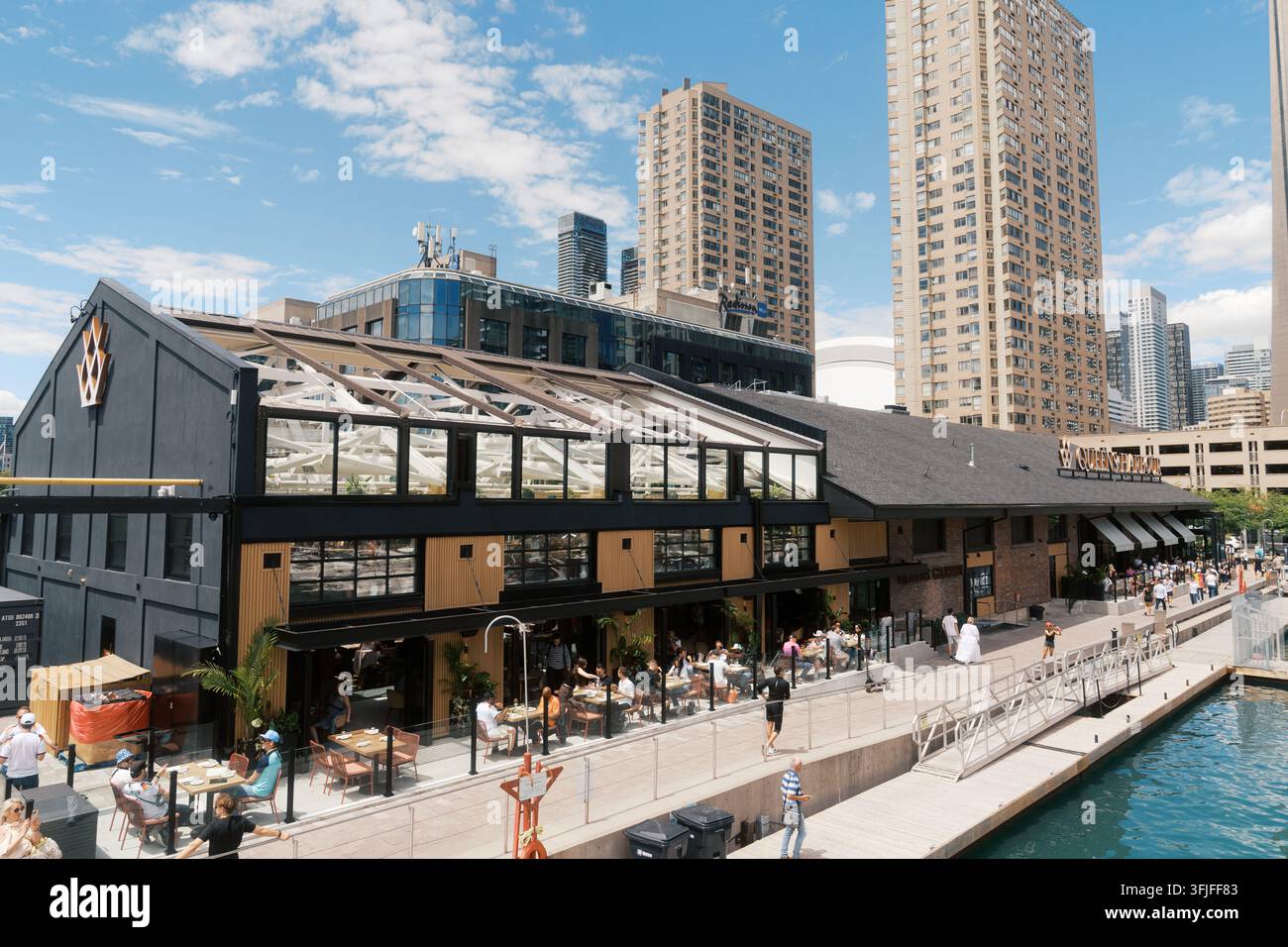 Toronto, Canada – 20 juin 2026 : Restaurant en bord d'eau et panorama urbain par une journée d'été ensoleillée Banque D'Images