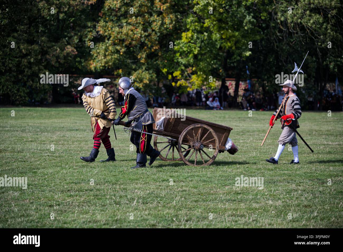 Des reconstituteurs tirent un chariot en bois à travers le champ de bataille pendant la phase d'ouverture de la reconstitution de la bataille de la Montagne Blanche. Banque D'Images