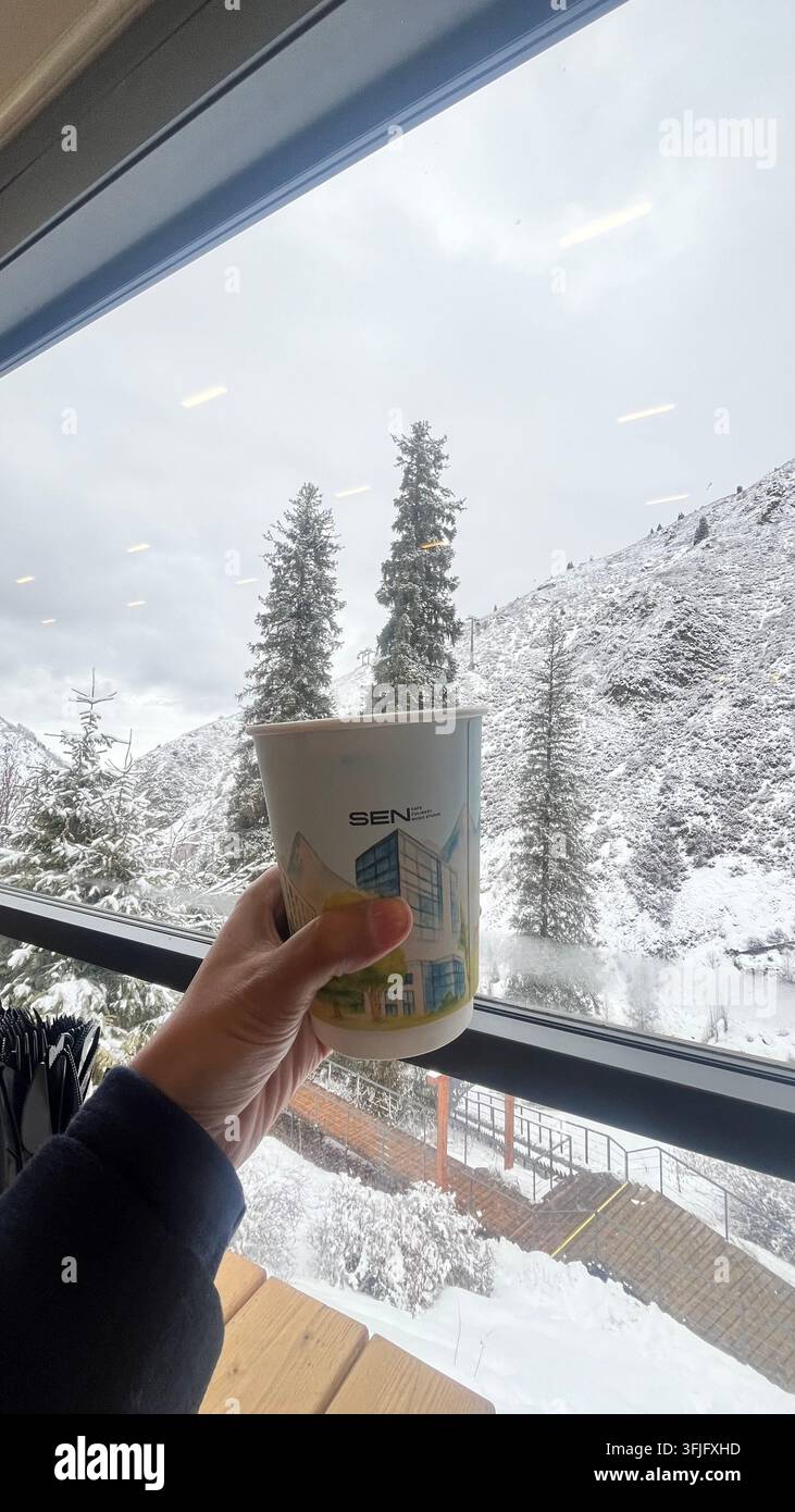 Café chaud dans la brise hivernale - Image de stock capturée avec un smartphone