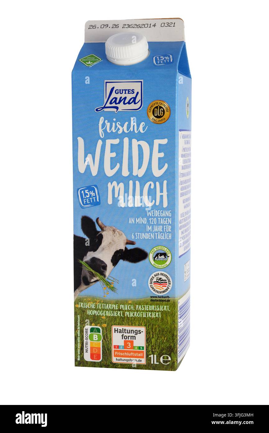 Iserlohn, Allemagne – 12 septembre 2026 : Un carton de lait de pâturage frais Gutes Land isolé sur fond blanc. Banque D'Images