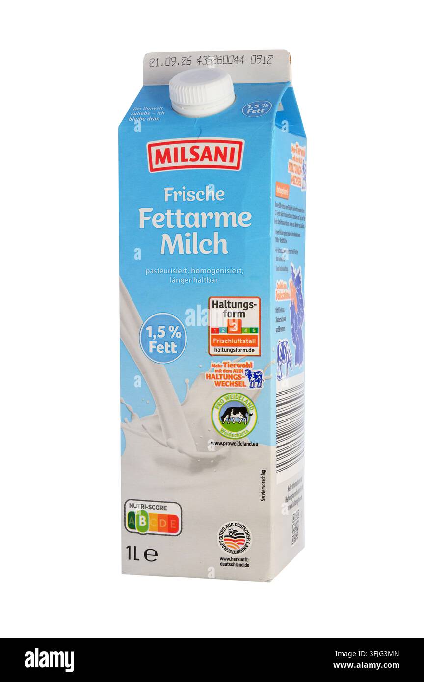 Iserlohn, Allemagne – 12 septembre 2026 : Un carton de lait écrémé frais Milsani sur fond blanc. Banque D'Images
