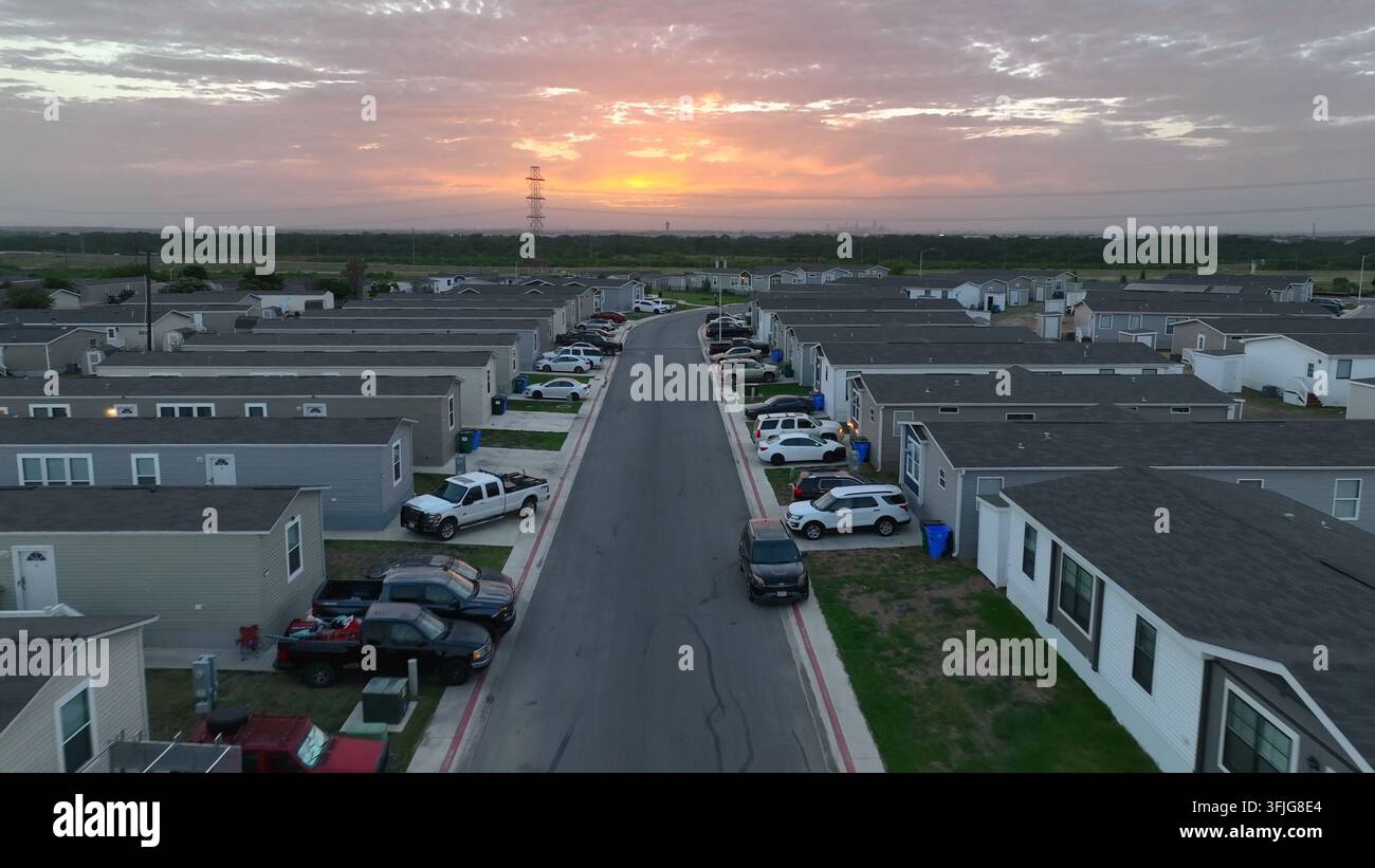 Camionnettes et voitures garées dans un parc de caravanes mobile dans le sud rural des États-Unis, à Austin, Texas. Banque D'Images