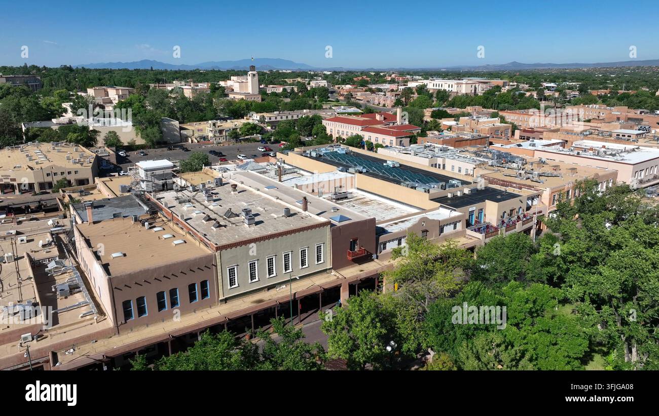Magasins et boutiques dans le centre-ville de Santa Fe, Nouveau-Mexique en été. Vue aérienne. Banque D'Images