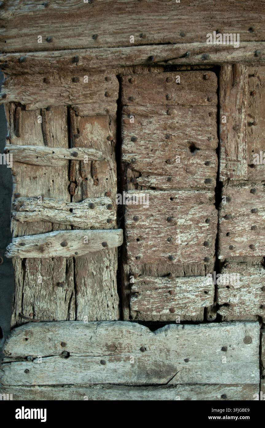 Détail d'une ancienne porte en bois massive dans un village médiéval à Capalbio, en Toscane Banque D'Images