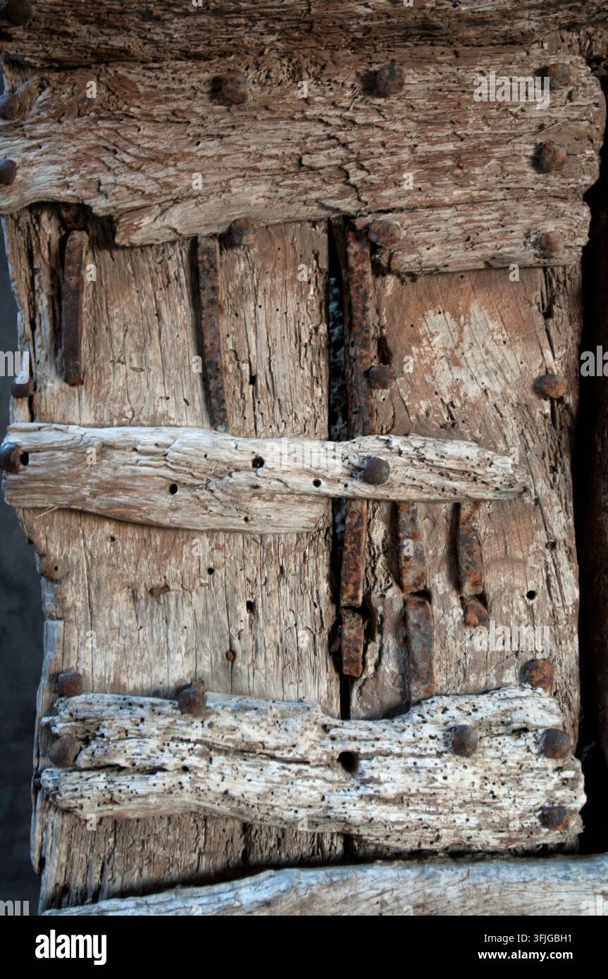 Détail d'une ancienne porte en bois massive dans un village médiéval à Capalbio, en Toscane Banque D'Images