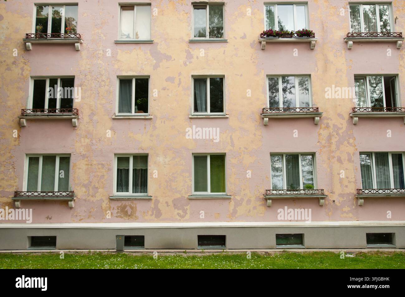 Façade d'un bâtiment typique de l'ère soviétique en Estonie Banque D'Images