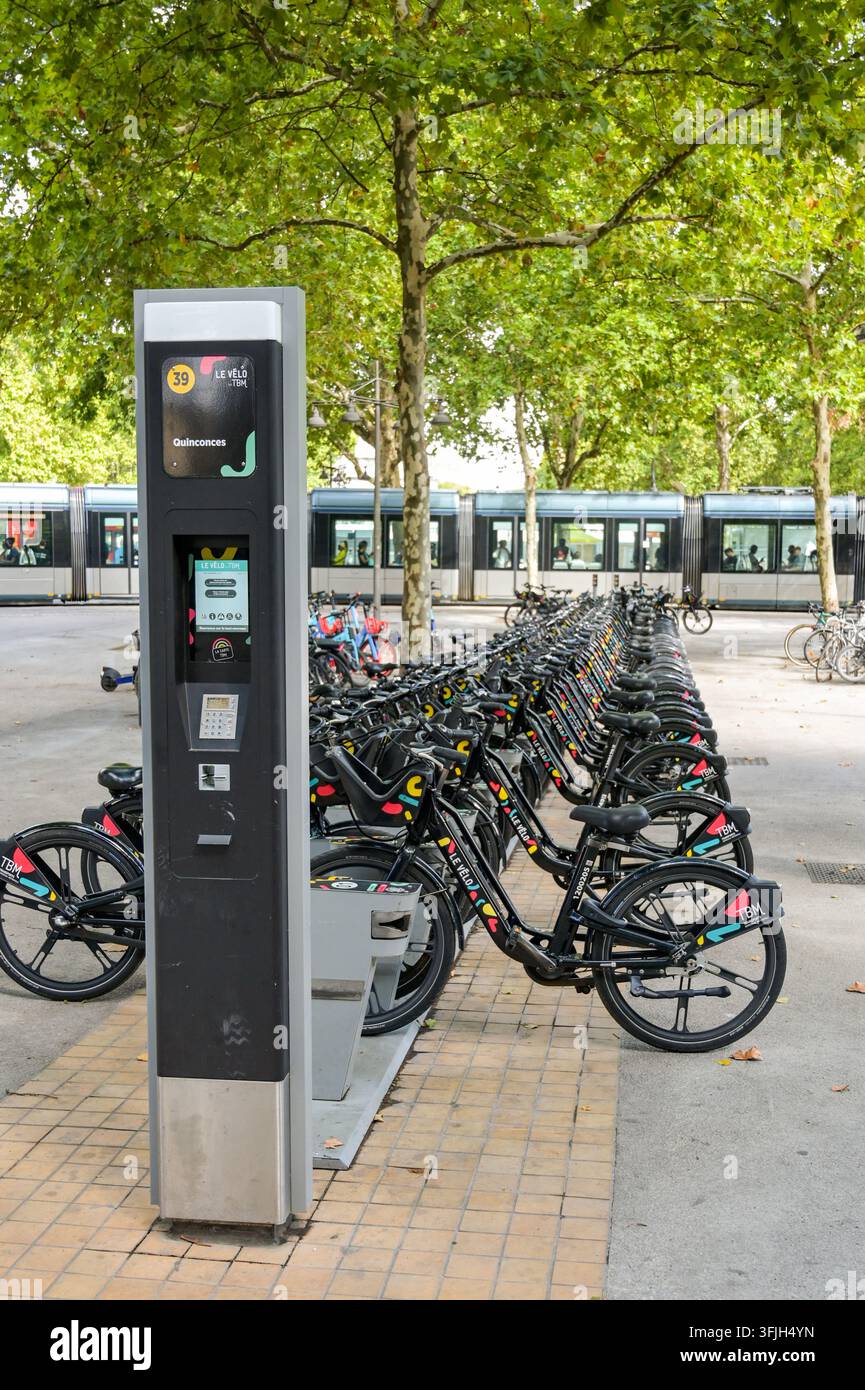 Bordeaux, France - 31 août 2026 : Vélos électriques du système de partage de vélos Le Velo garés dans une station de stationnement pour vélos sur une rue de la ville Banque D'Images