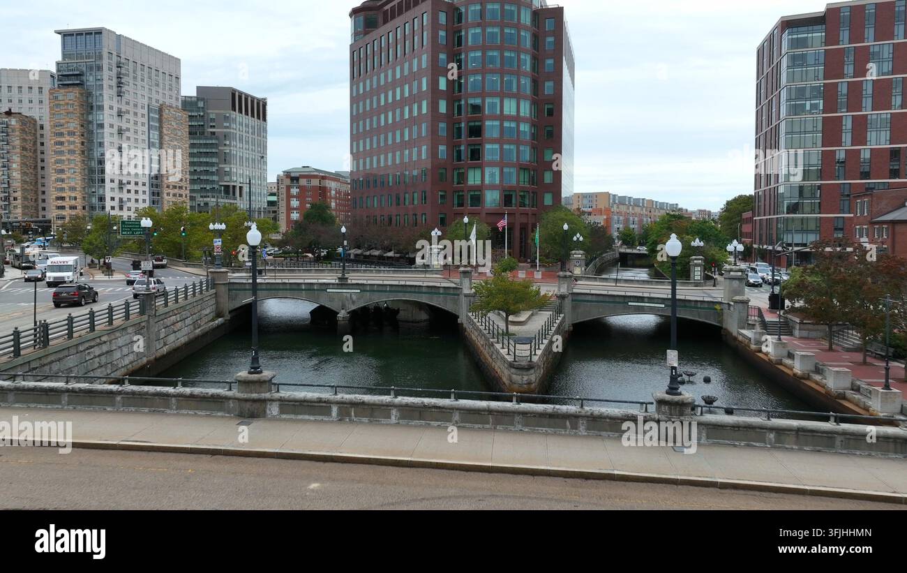 Providence River et centre-ville urbain dans la Nouvelle-Angleterre. Capitale de l'État de Rhode Island avec drapeau américain. Banque D'Images