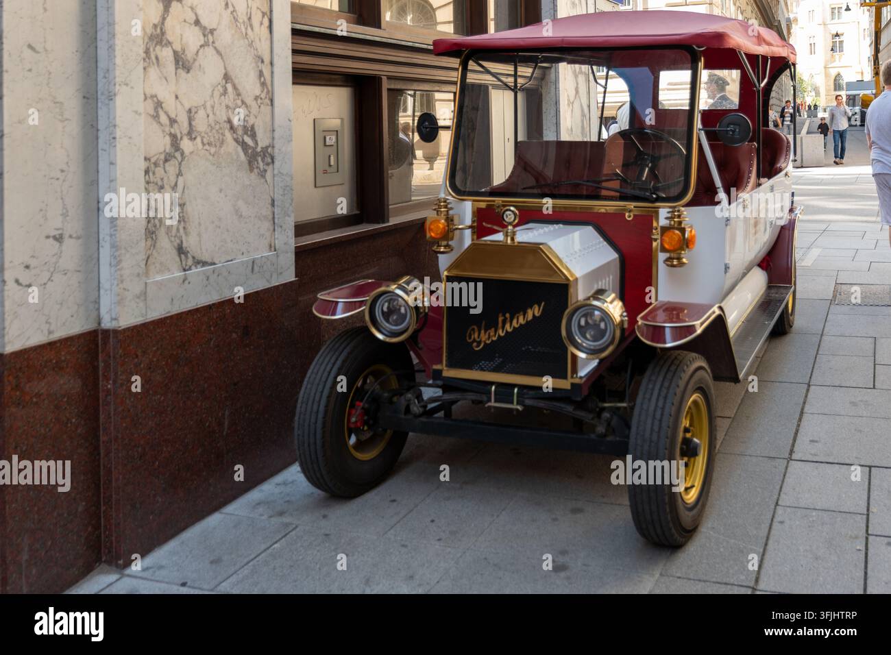 Vienne, Autriche, 12 septembre 2026, Un taxi vintage en plein air est garé le long d’un trottoir élégant. Banque D'Images