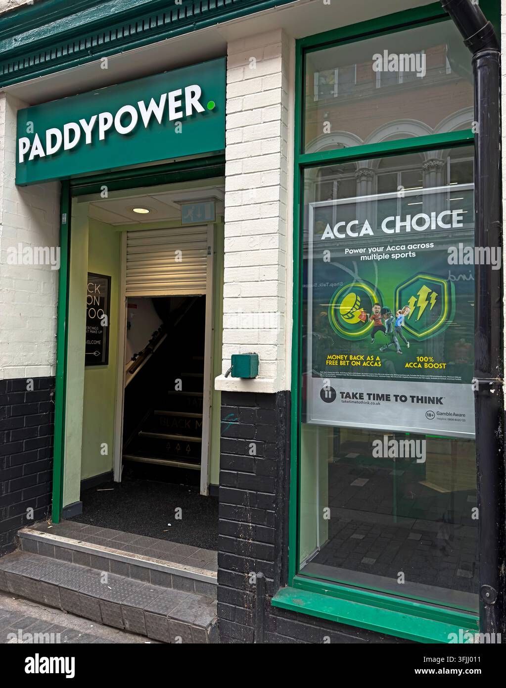 Entrée d'un magasin de paris Paddy Power à Liverpool, avec une marque verte et une promotion de paris football ACCA Choice. Banque D'Images