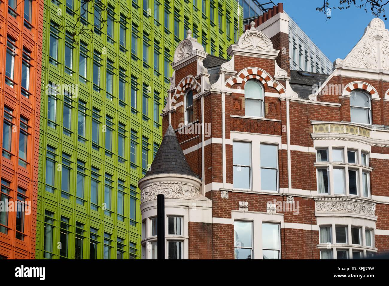 À Central St Giles, à Londres, les bâtiments modernes vibrants contrastent avec l'architecture historique en briques rouges, mettant en évidence l'évolution architecturale urbaine. Banque D'Images