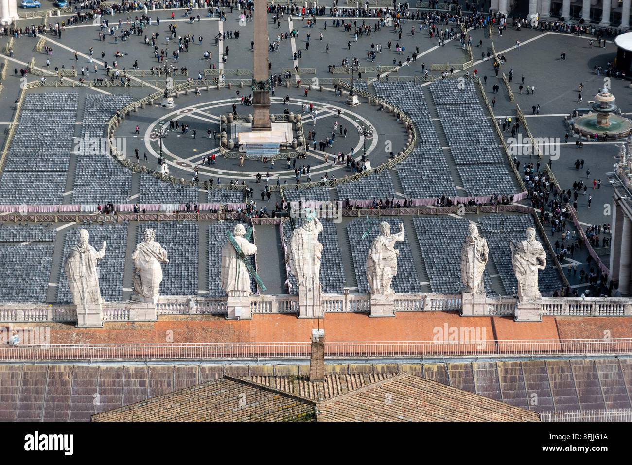Vue aérienne rapprochée par derrière montrant la statue de Jésus-Christ et les apôtres environnants sur le toit de la Basilique Saint-Pierre avec des sièges disposés Banque D'Images