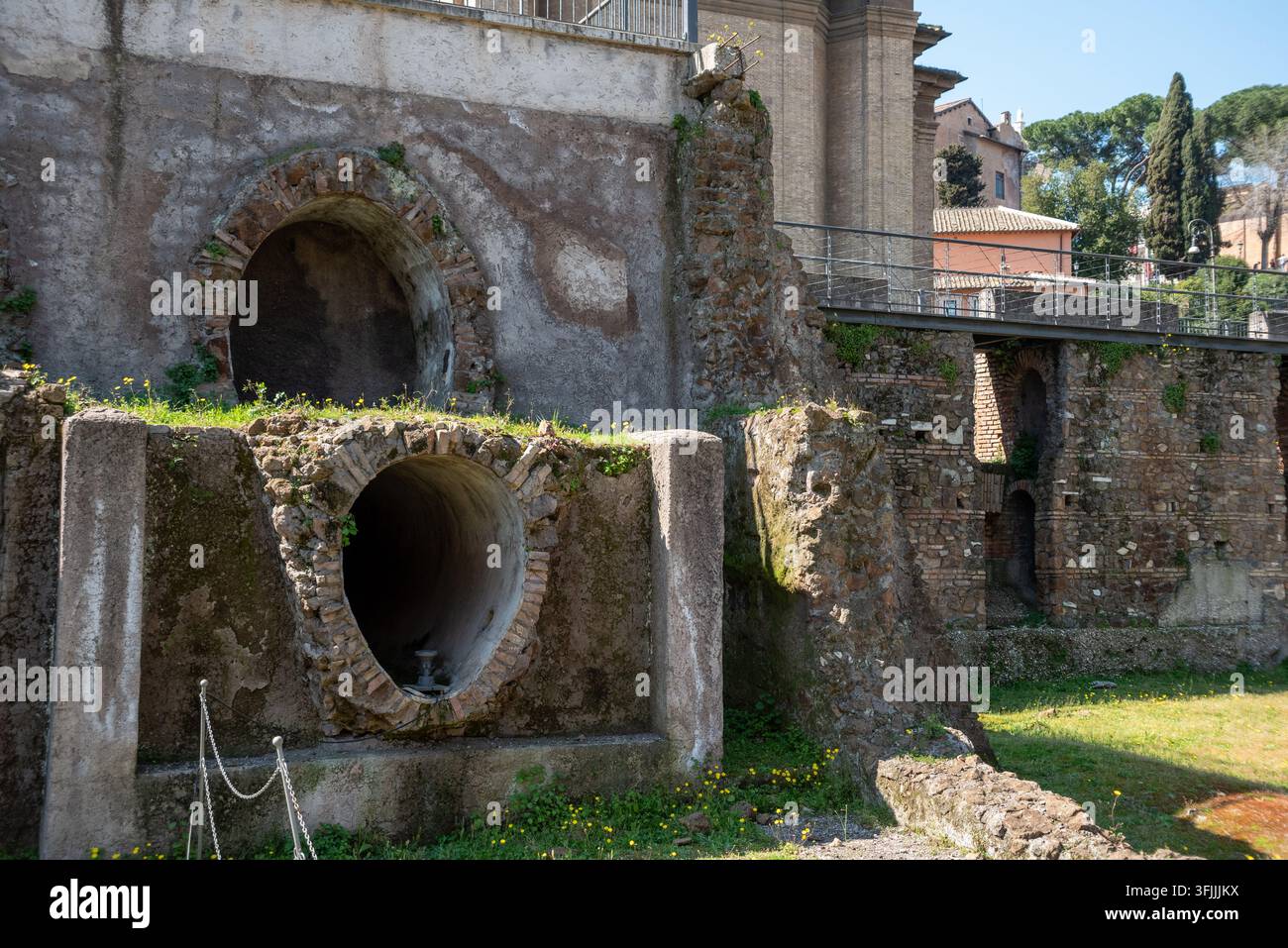 Vue détaillée de l'infrastructure romaine antique des eaux et des égouts ainsi que des canaux de drainage en pierre dans la zone du Forum archéologique, Italie Banque D'Images